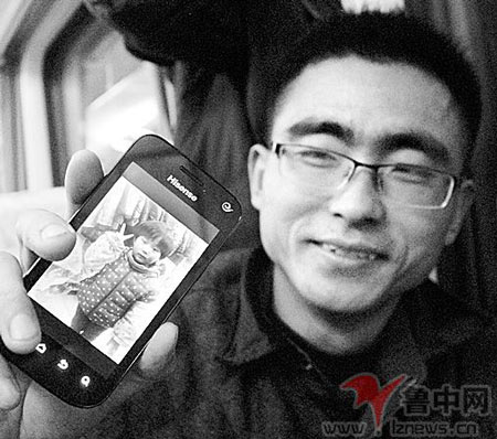 1月24日晚,外出工作归来的苑世军给记者展示他存在手机里的女儿照片