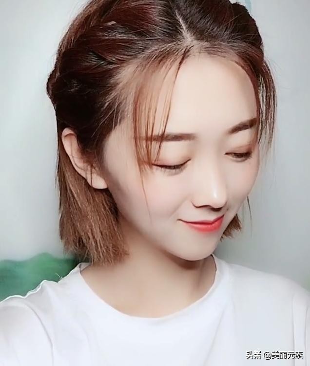 两边编三股辫,再交叉组合,盘成低丸子头,搭配一些简单的发髻很好看