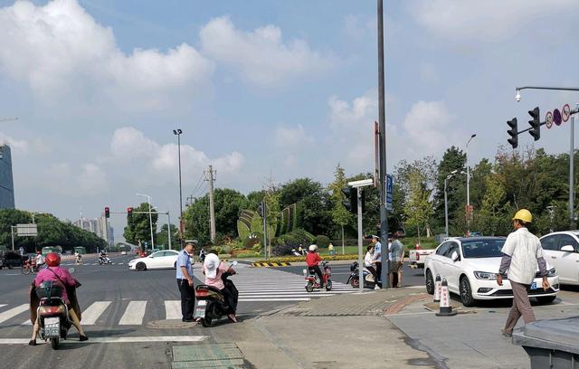 无锡严查电动车不戴头盔逆行及闯红灯