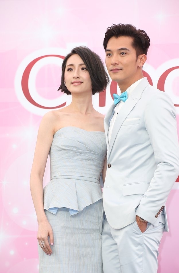 柯佳嬿抹胸裙配干练短发性感迷人 邱泽白色西装变白马王子帅气难挡