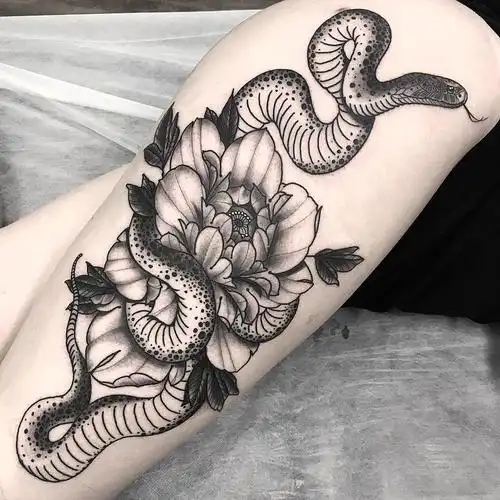 大腿黑灰蛇盘牡丹纹身图案