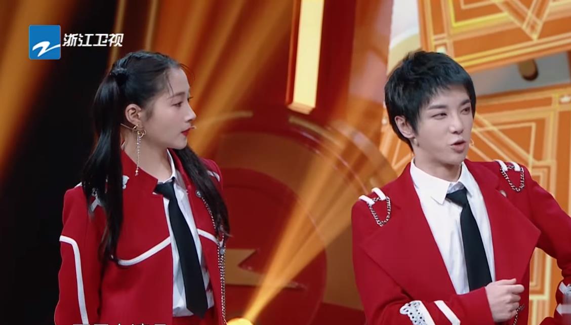 有种"避嫌"叫华晨宇,当和关晓彤做同桌时,有谁注意两人距离?