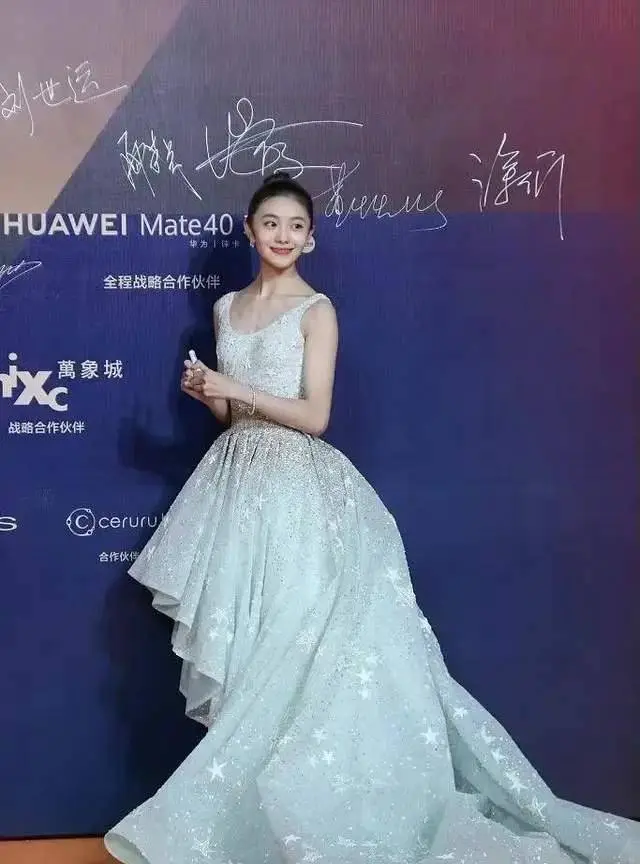 佟丽娅裙子太夸张,咏梅最端庄_造型_身材_风格