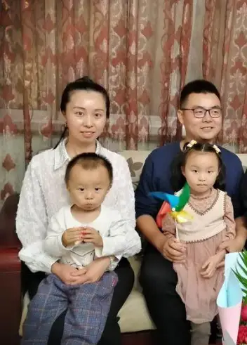 郭威老婆开直播晒幸福!网友纷纷喊话:别再伤许妈的心!