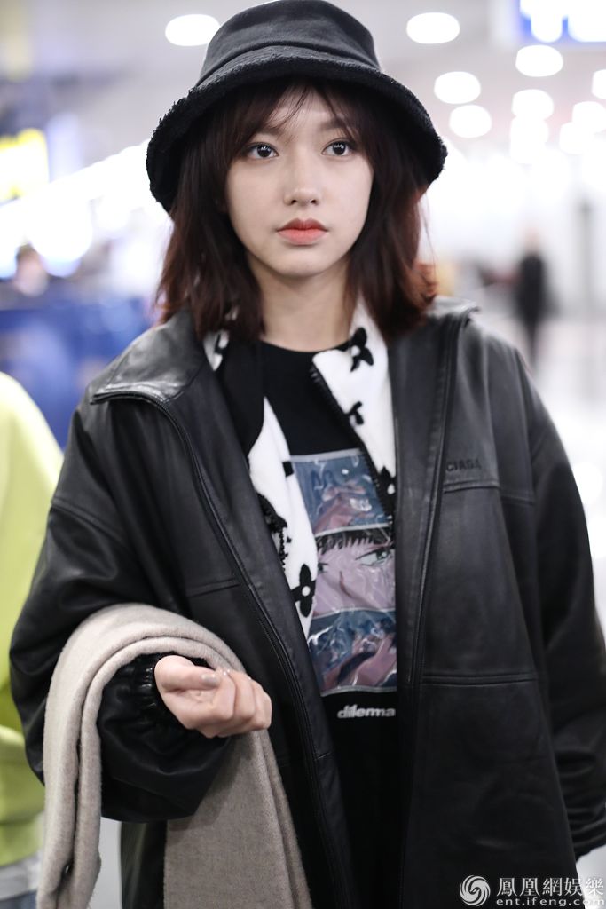 程潇戴黑色渔夫帽短发造型让人眼前一亮 低头看美甲别有韵味