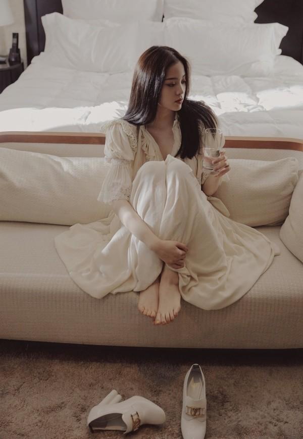 欧阳娜娜真的长大了!最新写真穿米色睡裙,慵懒撩人女人味藏不住