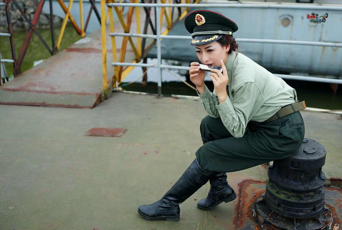 文艺女兵笑一笑