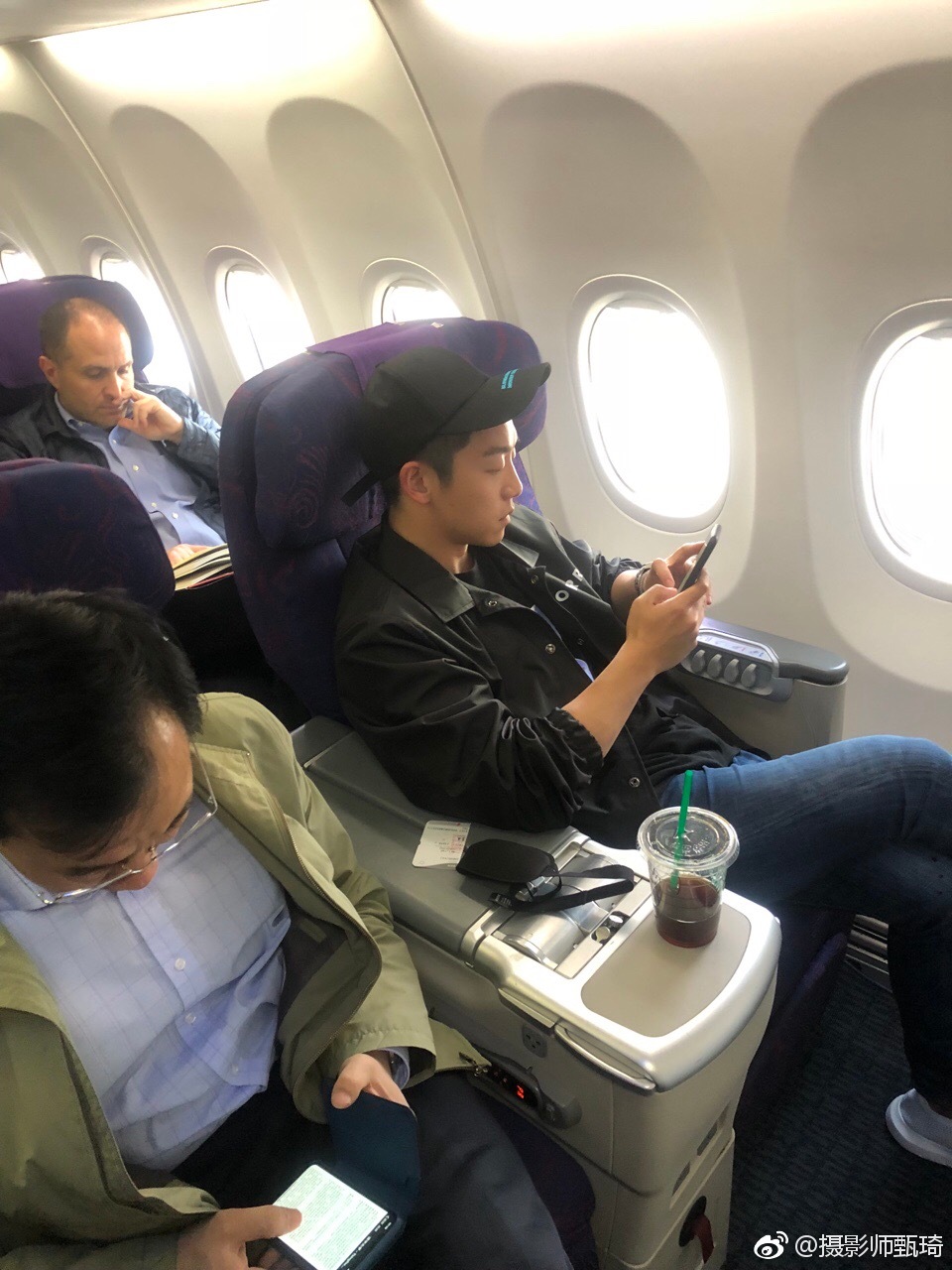 明星坐飞机上都在干什么 郑恺素颜被拍和普通人没区别