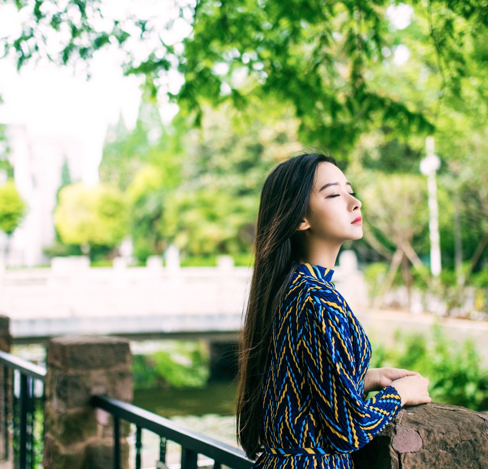 音乐学院黑长直女神气质写真获选城市形象宣传大使
