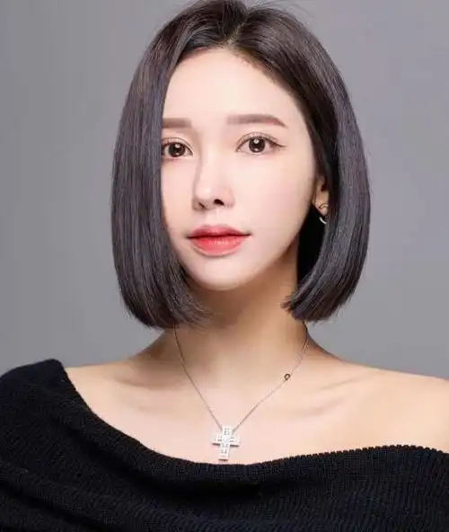 简约风的波波头短发,头发三七分,露出精致的五官,这样的一款发型拍摄