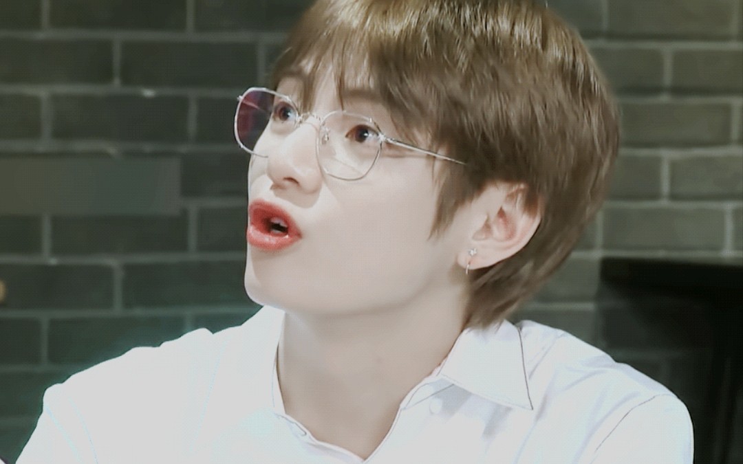 【爱上金泰亨的一万个理由之泰可爱】小面包可爱手册(1230生日快乐.