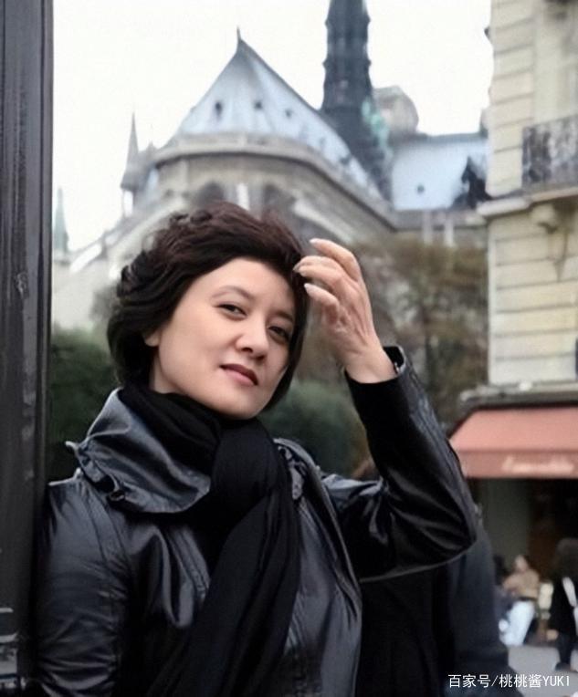 62岁邓婕高调亮相!一身黑色裙装好惊艳,气质高贵美如兰