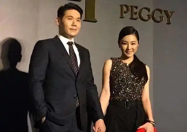 后来何润东结婚时,他的前女友们全都带着各自的老公出席了,像是贾静雯