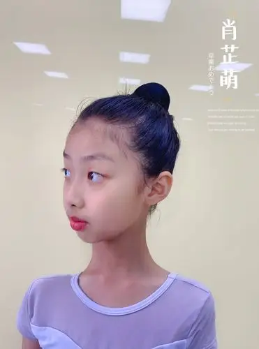 老师说:丸子头是最美的发型,舞蹈服是最美的服装,她自己就很喜欢!