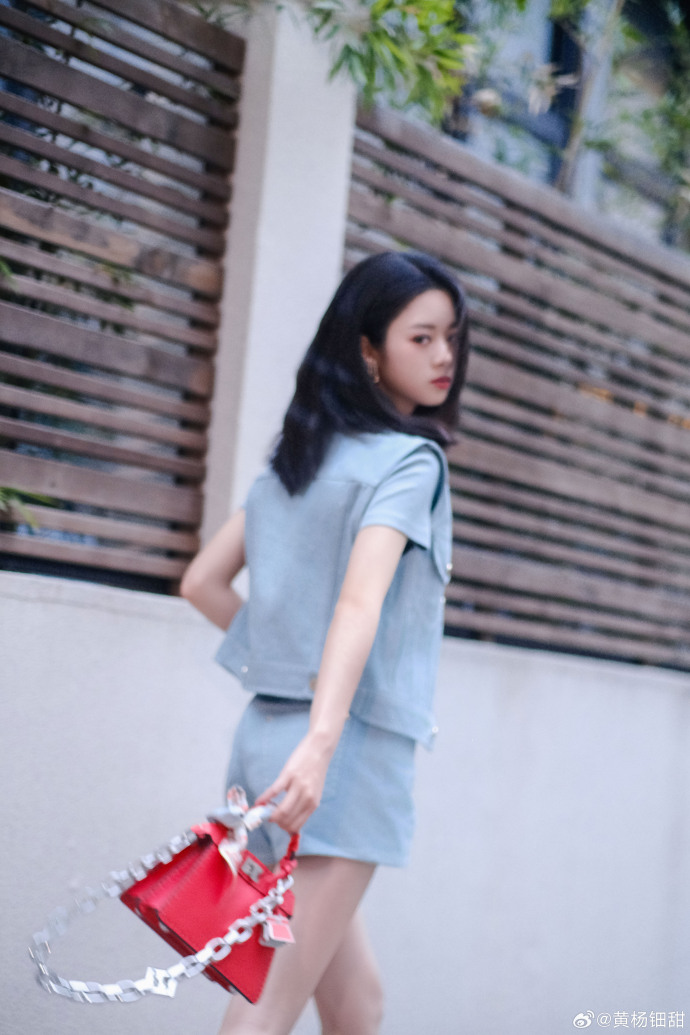 恰逢春日,万物盎然.  黄杨钿甜超话#钿趣日报