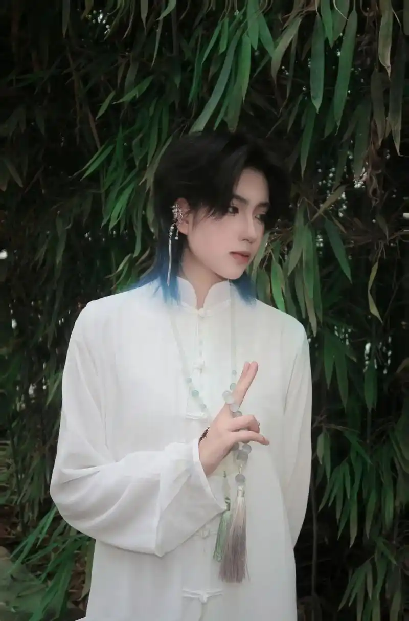 我听闻你始终一个人 #女扮男装 #古风 #氛围感 #国风 - 抖音