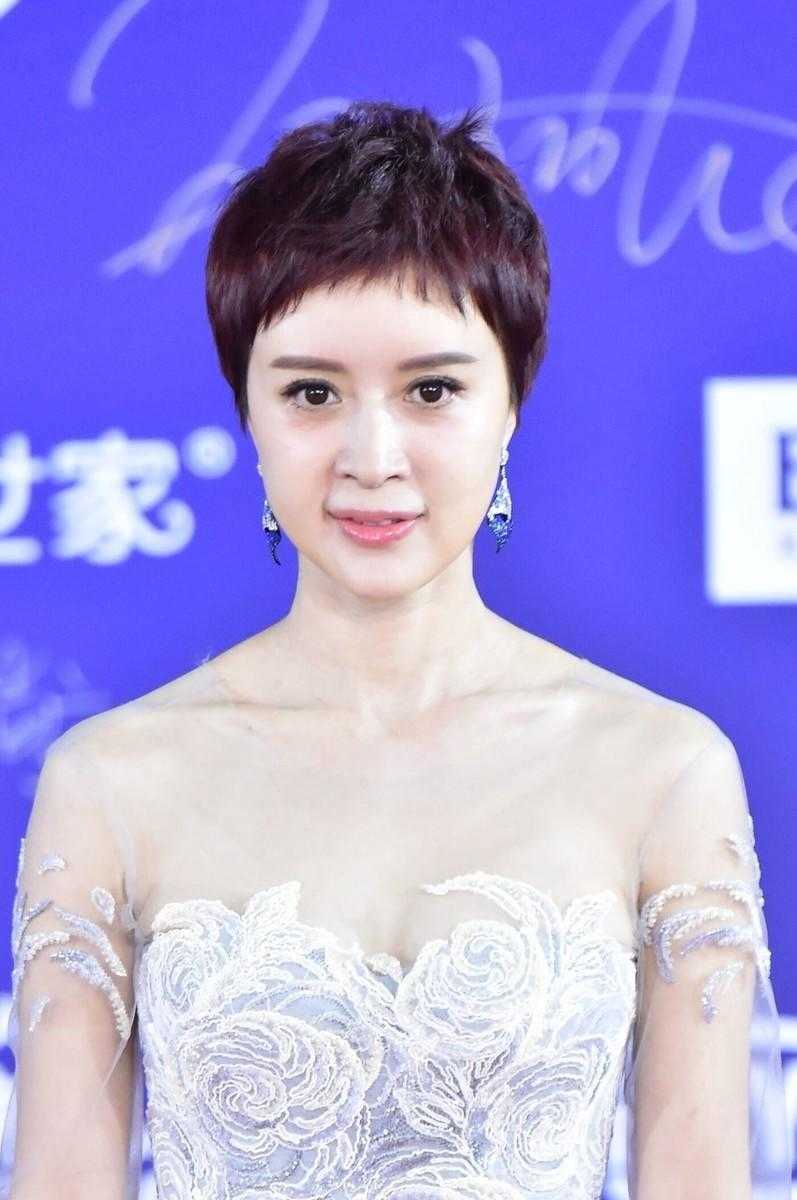 金巧巧难得高调打扮穿薄纱抹胸式连衣裙配短发流行性感又迷人