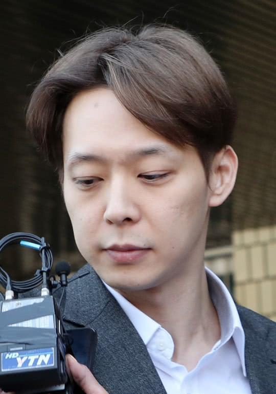 朴有天双手被绑面容枯槁憔悴送检,吸毒原因首曝光