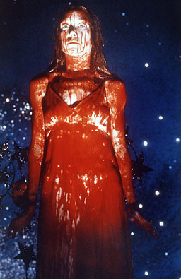 在人无防范下突然被一只手抓住的确十分吓人.《魔女嘉莉》中经典画面