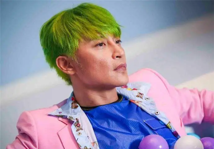 原创陈志朋为什么变成这了陈志朋服装怪异辣眼睛