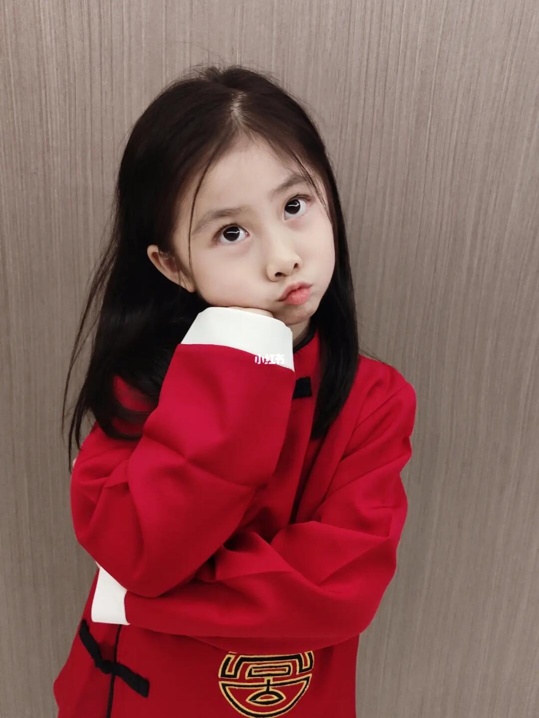 漂亮的小女孩大眼睛妹妹