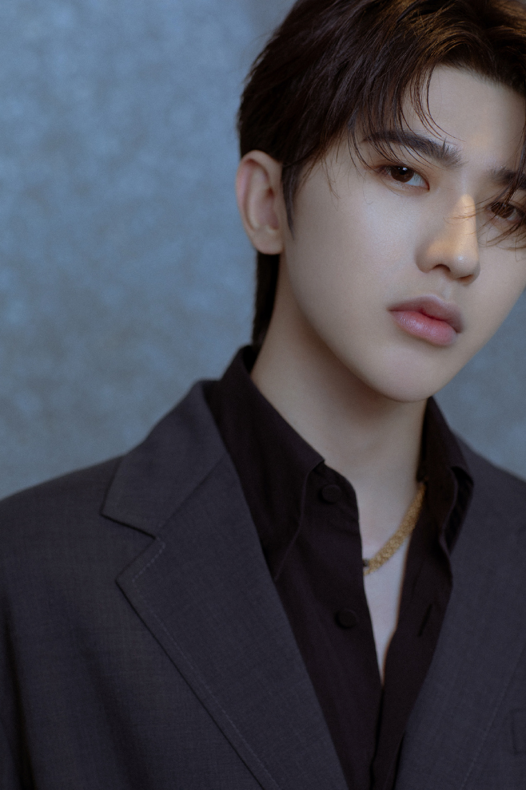 蔡徐坤烟灰色西装帅气图片写真