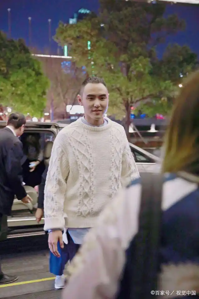 经受住板寸的考验!阮经天板寸头随性不羁 为粉丝签名一展亲和力