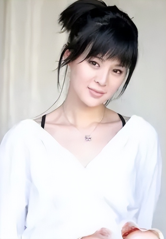 关悦的丈夫佟大为,娶演员妻子婚后生三个孩子,一家五口和和美美