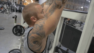 背部肌肉对于许多健身初学者来说不太容易被注意到,然而在日常生活的