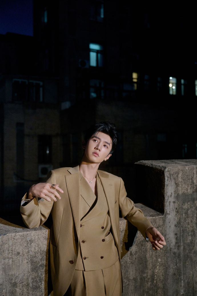陈哲远天台夜景大片#染上陈哲远西装瘾了可以是立于夜色天台上松掣行