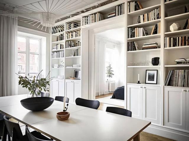 利用墙角的书架或书柜在门周围框出的空间,可以产生令人印象深刻的