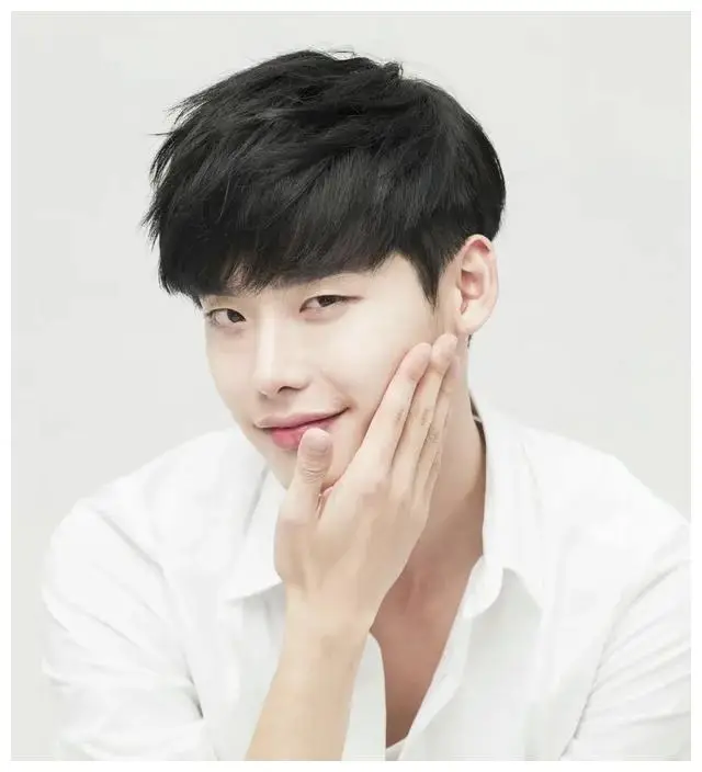 韩国男神李钟硕美得让人惊叹你认同吗