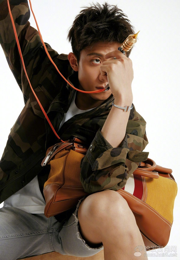 张一山化身刺青师演绎造型大片邪魅一笑真暴击