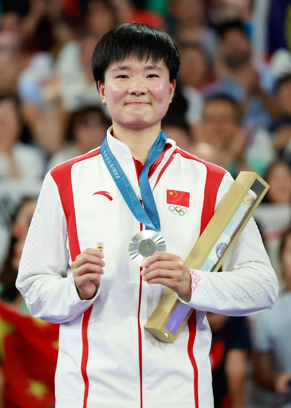 2024年8月5日,中国运动员何冰娇登上巴黎奥运会羽毛球女单领奖台时,一