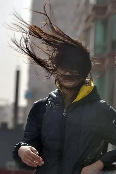 北京大风刮落坠物砸中路人 北京大风天气什么时