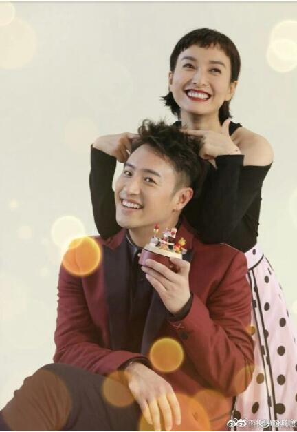 吴昕潘玮柏高甜亲吻,恋情持续升温.