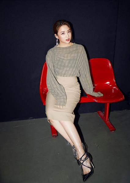 鬼鬼吴映洁亮相上海时装周可御可甜尽显双面魅力