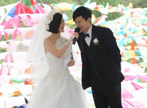 何炅主持过的明星婚礼中谢娜依旧甜蜜而最后一对却已分道扬镳