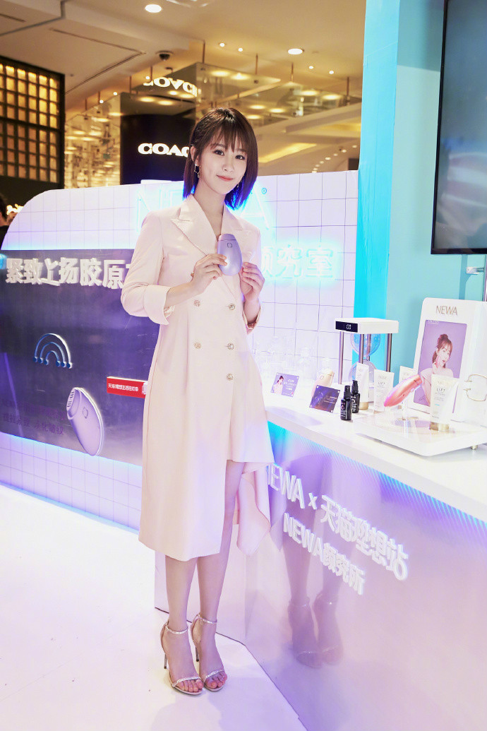 西装裙让杨紫大放异彩,而脚上的这双rene caovilla一字带水钻凉鞋