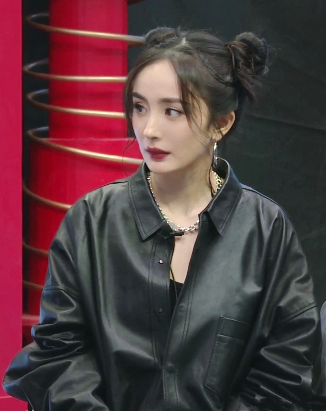 杨幂惊喜亮相《王牌对王牌》直播现场,双丸子哪吒头太吸睛