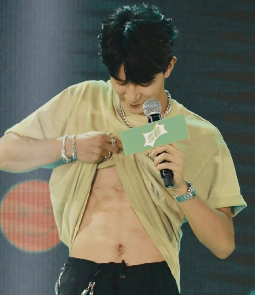 抛媚眼撩上衣露身材咬嘴唇,擦边球式"毒瘤"圈粉文化正疯狂生长