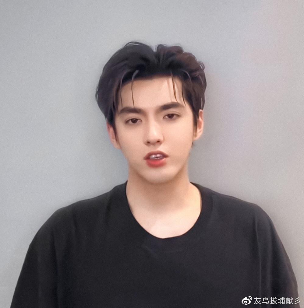 吴亦凡瘦回颜值巅峰五官精致尖下巴明显潮流的贵公子又回来了