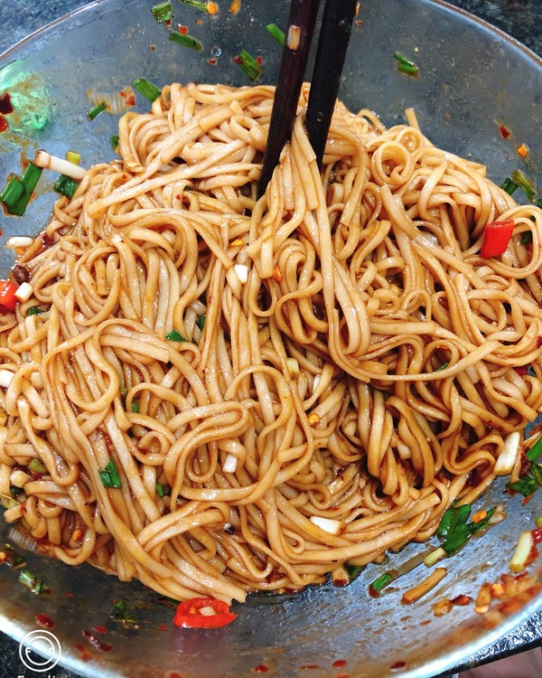 不倒翁fi做的辣辣的干拌面