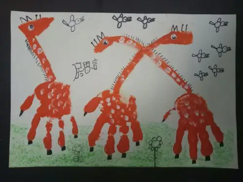 手掌拓印,长颈鹿脖子好长啊`(*∩_∩*)