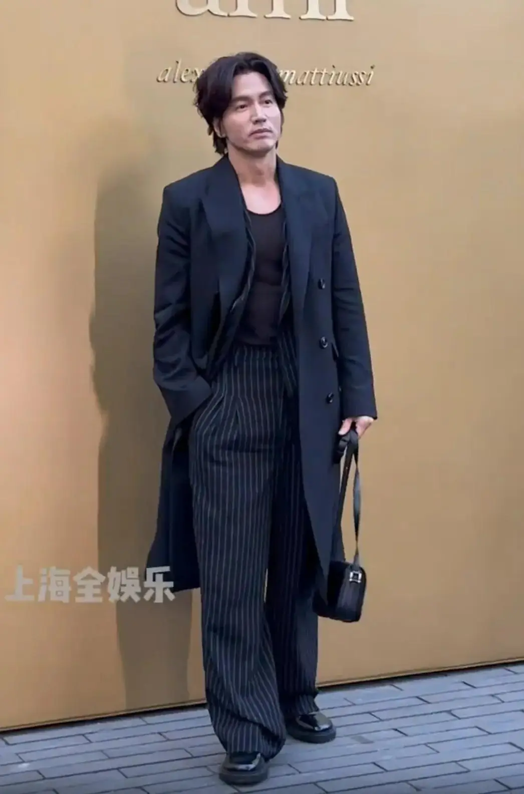 这条裤子对言承旭来说过于宽松了,所以视觉上有点压身高.