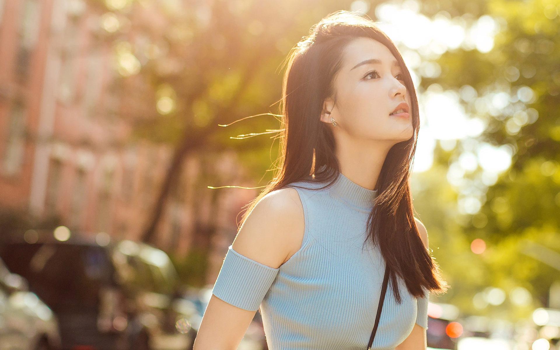 美女明星李沁春日阳光下唯美高清壁纸