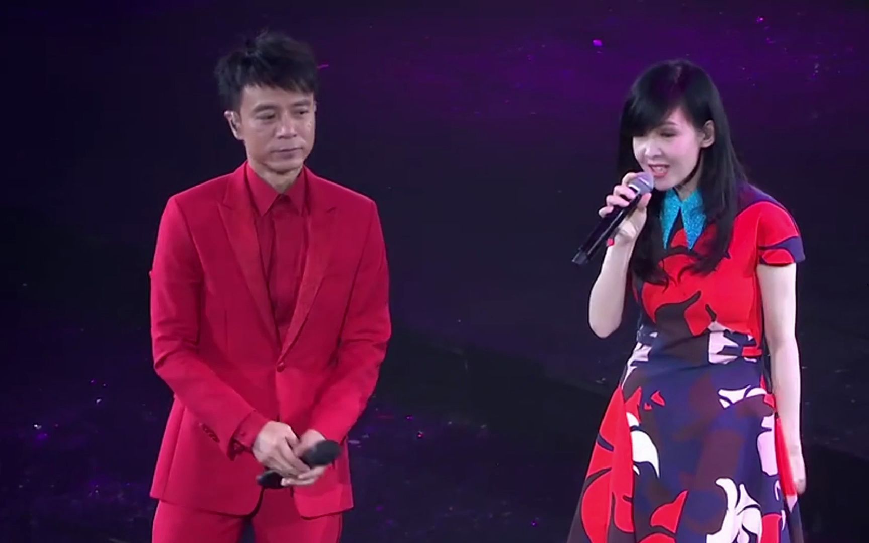 李克勤和周慧敏同台演唱一生不变歌声优美娓娓动听
