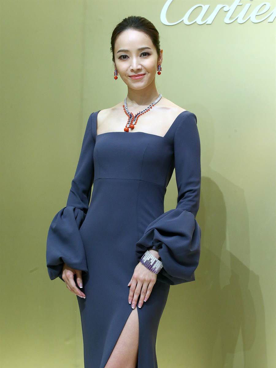 41岁侯佩岑一袭花裙配波浪长发甜美宛如少女网友公主来了