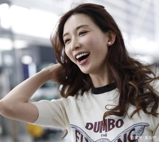 45岁林志玲回国现身机场,穿露脐装大笑露齿,宛如二十岁少女