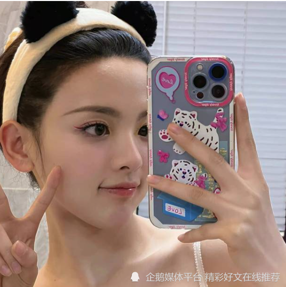 杨超越晒冒痘纯素颜照,称自己不愿与素颜和解,语气十分可爱